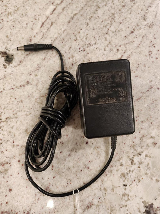 Adaptador de corriente Nintendo modelo NES.002 usado 